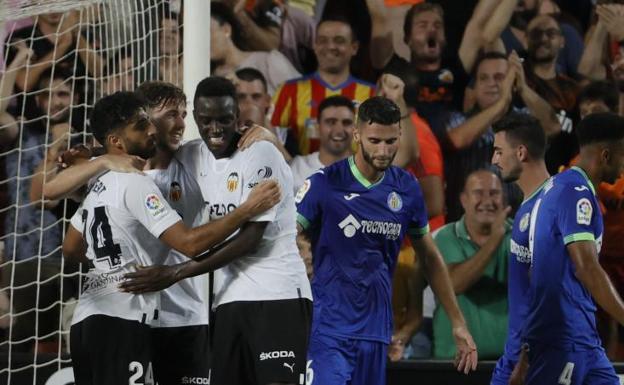 El Valencia golea a un Getafe sin rumbo