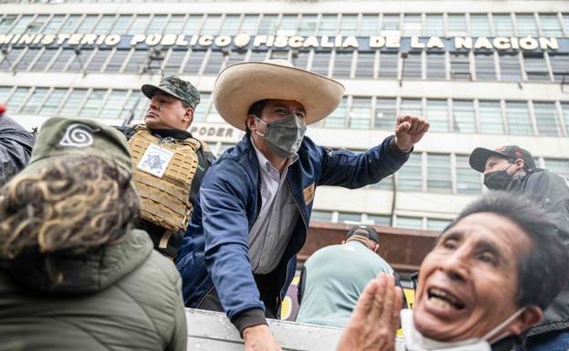 Castillo declara ante la Fiscalía de Perú por tres acusaciones