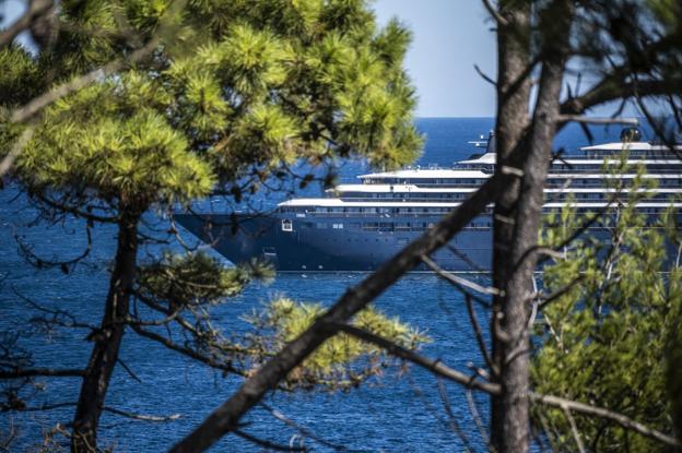 El buque Evrima atraca en Raos, tras las pruebas de mar, para rematar su puesta a punto