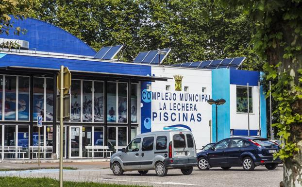 Torrelavega ordena actualizar las placas solares de la piscina, sin uso «desde 2015»