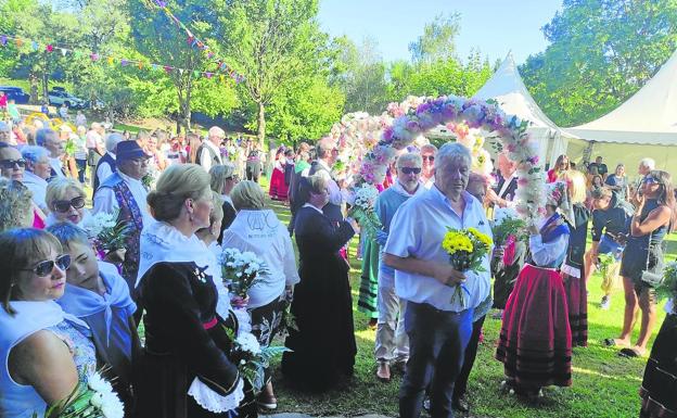 La Virgen de Valencia volvió a vestirse con un manto de flores