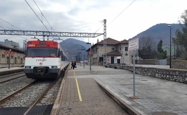 Herido un hombre al ser atropellado por un tren de Renfe en la estación de Los Corrales