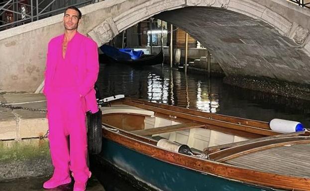 El traje fucsia es el nuevo esmoquin: el estilismo viral de Jon Kortajarena en Venecia