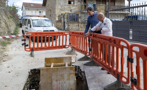 Obras Públicas y Bárcena de Cicero renuevan la red de distribución de agua en Treto