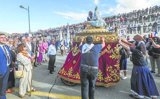 Santoña mece en sus aguas a La Morenuca