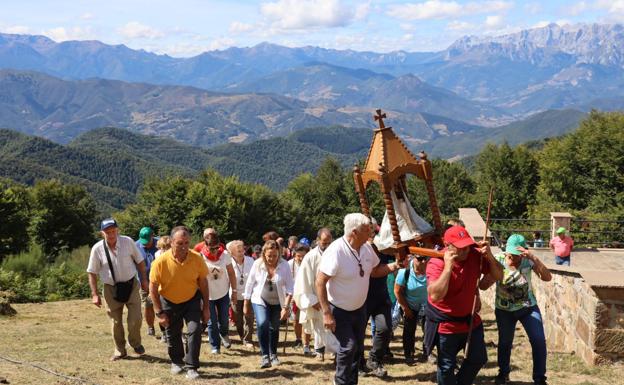 La Natividad congregó a devotos y romeros en el santuario de la Virgen de la Luz