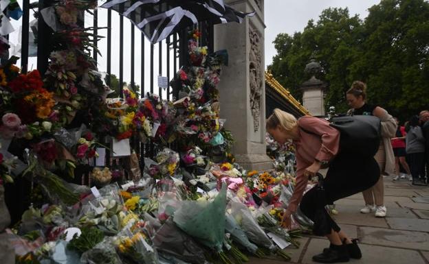 Las cadenas españolas se vuelcan con la reina británica