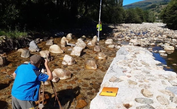 La Confederación Hidrográfica mejora el cauce del río Los Llares en Arenas de Iguña