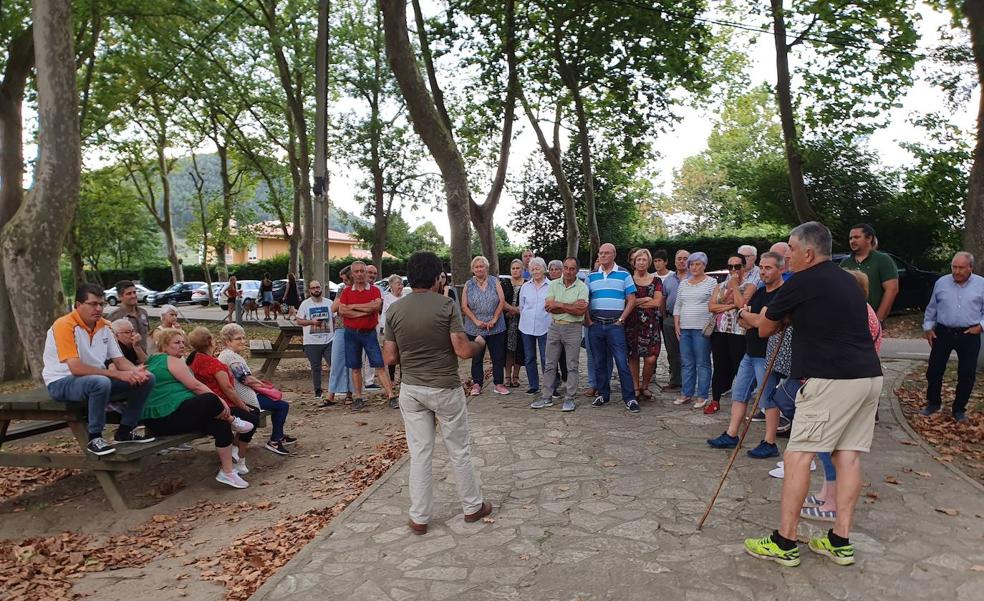 Vecinos de Mogro rechazan la construcción de una rotonda en la calle Virgen del Monte