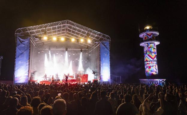 Love of Lesbian: una noche mágica bajo la luz de la luna y el 'faro de Okuda'