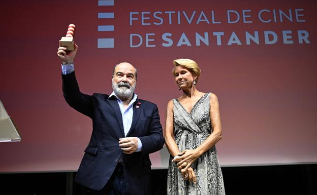 Antonio Resines recibe el Faro de Honor del VI Festival de Cine de Santander