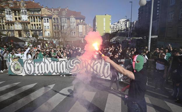 Las peñas anticipan la celebración del aniversario 110 del Racing en la previa del partido ante la UD Las Palmas