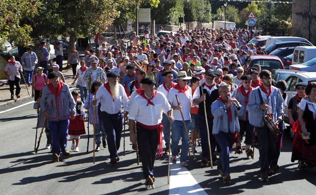 San Cipriano recupera la gran romería montañesa y la tradicional subida en albarcas