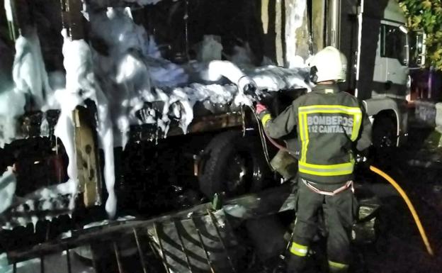 Un aparatoso incendio de madrugada calcina un camión de feriantes en Ampuero