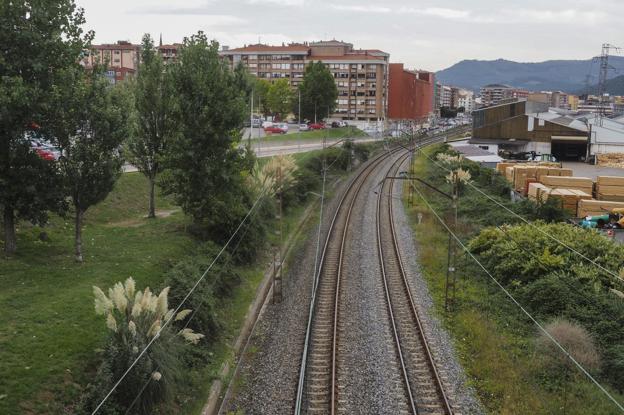 La Inmobiliaria teme que el soterramiento de las vías deje el barrio «encajonado»