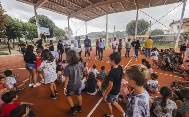 Los niños de Tanos presumen de nueva pista deportiva entre goles y canastas