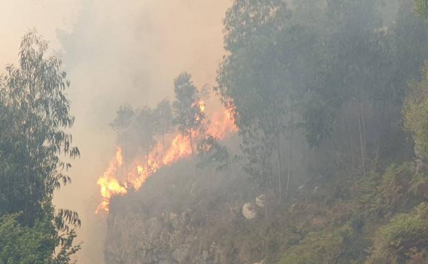 El incendio en Peña Cabarga sigue activo a pesar de la lluvia caída