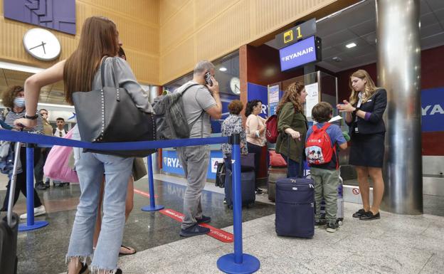 Otra noche de quejas en el Seve: el avión a Roma sale con cuatro horas de retraso