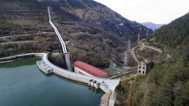 Cantabria solo produce la mitad de la energía que consume al año