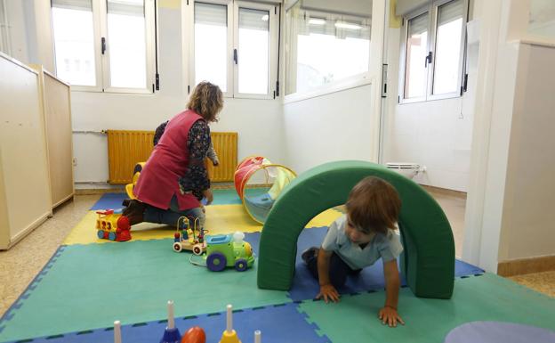 Tres sindicatos denuncian que Educación cubre nuevos empleos con una empresa privada