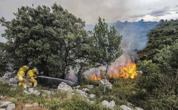 Continúan activos pero controlados los incendios de Peña Cabarga y Molledo