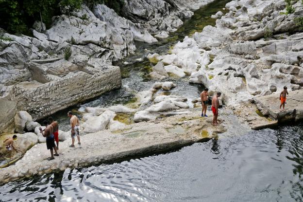 Prohibido por primera vez el baño en dos tramos del Asón y del Pas para proteger al salmón