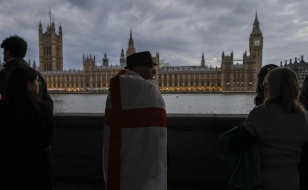 Un hombre apuñala a dos policías en el centro de Londres