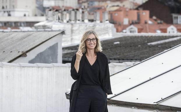 Marta San Miguel presenta hoy en la librería Gil su primera novela, 'Antes del salto'