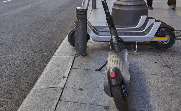 Roba un patinete, lo abandona al ver a la Policía y el dueño no puede acreditar su propiedad