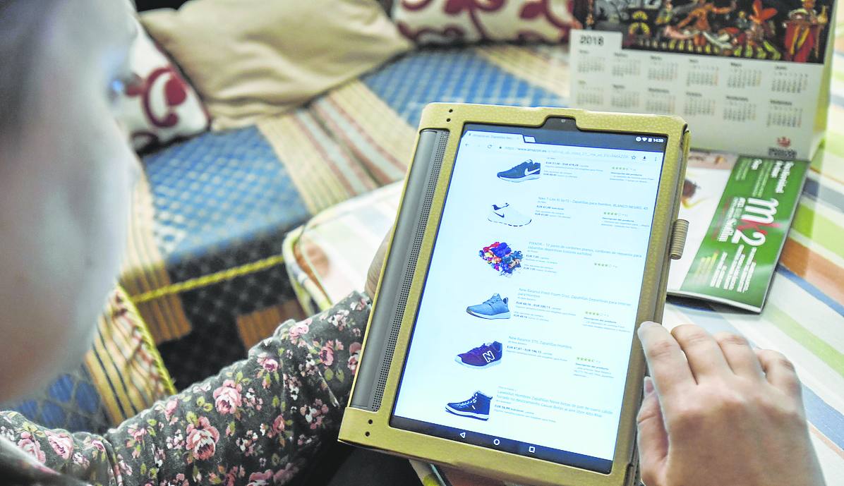 Ropa y muebles, lo que más compran los cántabros por internet