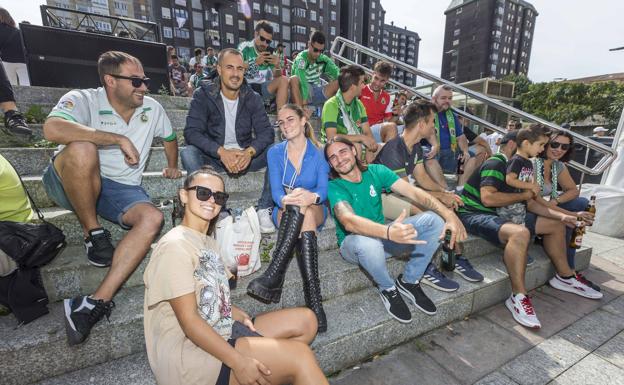 Tetuán se viste de verdiblanco antes del partido contra Las Palmas
