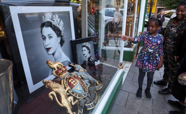 Monarquías y presidentes de todo el mundo despiden hoy a Isabel II en Westminster