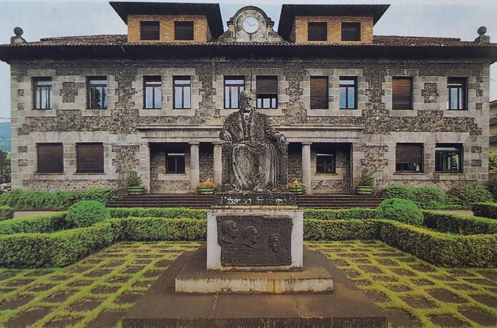 El periplo de la estatua de José María Quijano por Los Corrales