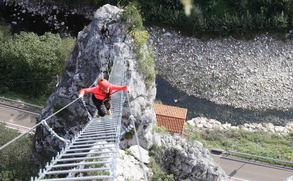 Una escalera al cielo en pleno corazón del Desfiladero de la Hermida