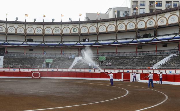 La plaza de Cuatro Caminos acoge una clase práctica con dos novilleros cántabros