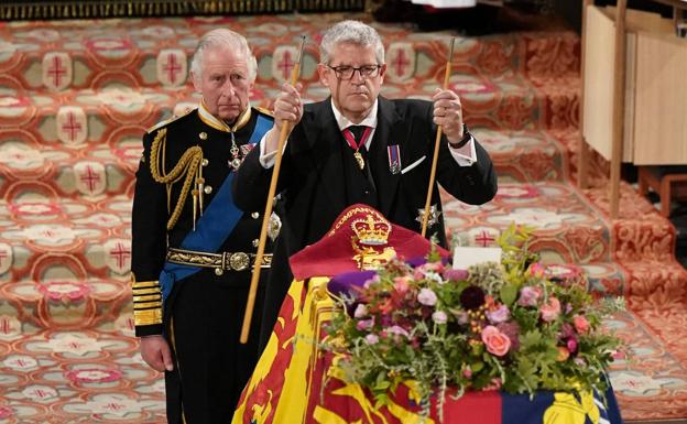 El lord chambelán rompió la vara de mando en la capilla de San Jorge