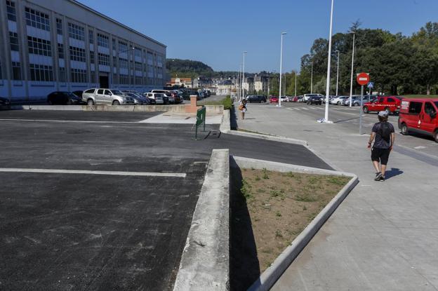 El aparcamiento de autocaravanas sufre otro retraso y aplaza al otoño su apertura