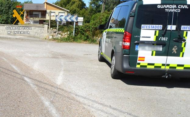 Huye en moto de la policía, se estrella en Prezanes y abandona malherido a su copiloto