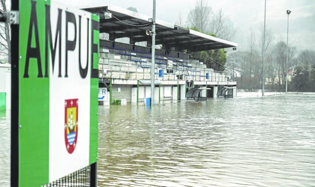 El proyecto contra las inundaciones exigirá reubicar el campo de fútbol de Ampuero