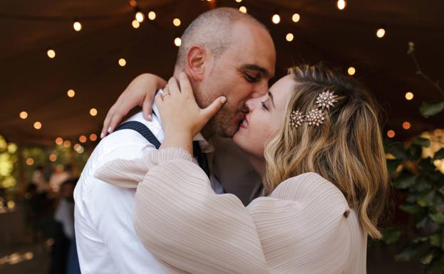 Así fue la boda retro de Nerea e Iñaki con petición de mano en Noja