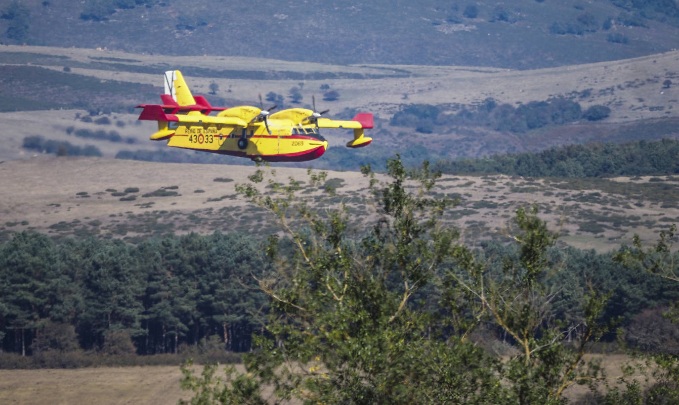 Un avión anfibio coge agua en el Pantano del Ebro para combatir los incendios