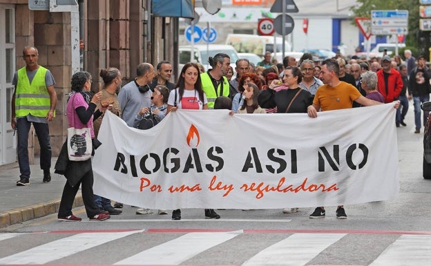 Cerca de 400 vecinos de Cabezón se manifiestan contra la planta de biogás