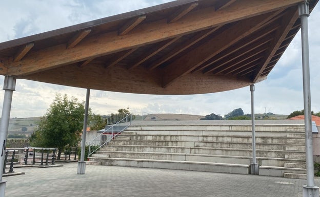 Bareyo pintará un mural representativo del municipio en las gradas exteriores del auditorio de Ajo