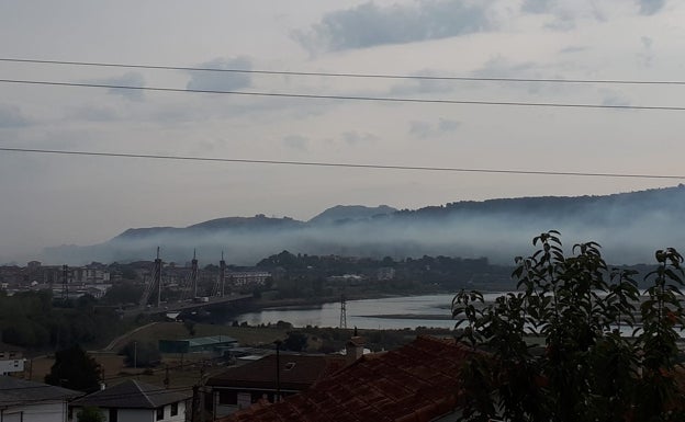 El incendio de una zona de plumeros en Carasa vicia el aire en el entorno del bajo Asón