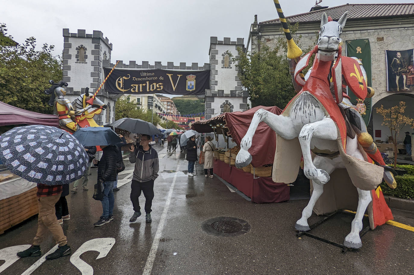 La lluvia condiciona los festejos del Desembarco de Carlos V en Laredo