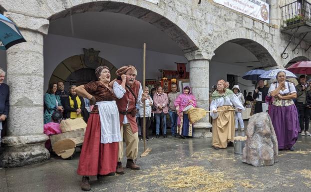 La lluvia obliga a cambiar el guion de Carlos V y los actos se aplazan al domingo