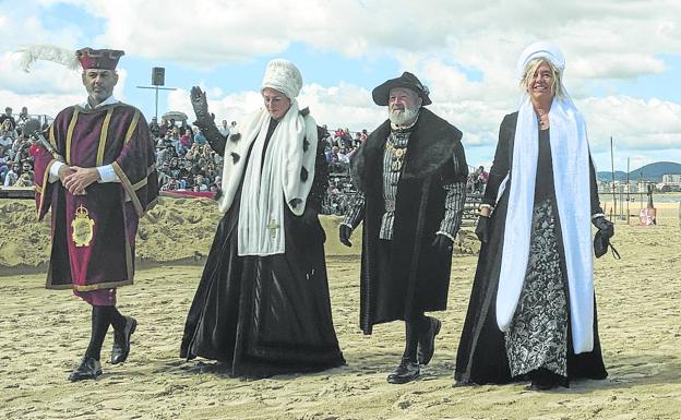 La lluvia da una tregua y permite despedir a Carlos V