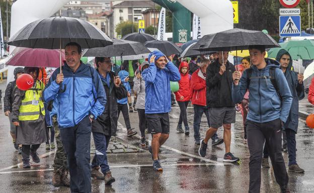 La lluvia desluce la subida solidaria al Dobra