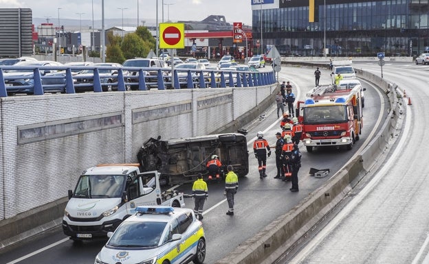 Una furgoneta volcada en el túnel de La Marga provoca un atasco de más de una hora y media