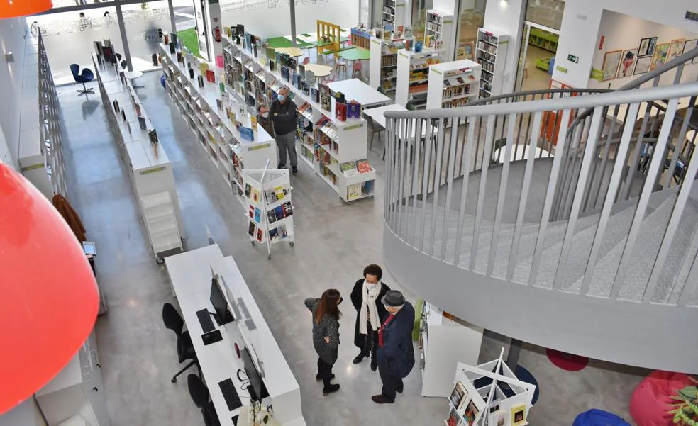 La biblioteca de Los Corrales crece en sus nuevas instalaciones del Espacio La Plaza